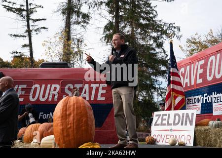 Thornwood, New York, États-Unis. 31st octobre 2022. Le candidat républicain pour le gouverneur de New York Lee Zeldin parle à l'arrêt de campagne au poste de la Légion américaine à Thornwood (image de crédit : © Lev Radin/Pacific Press via ZUMA Press Wire) Banque D'Images