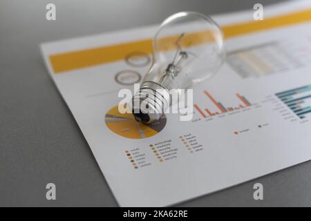 Tableau des niveaux d'énergie avec ampoules. Concept d'efficacité énergétique. Bannière Web avec espace de copie. Banque D'Images