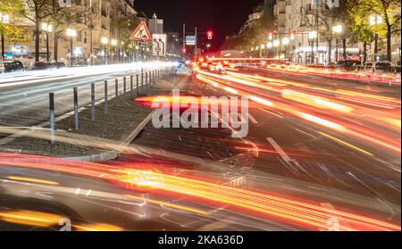 Berlin, Allemagne. 31st octobre 2022. « A100 » est inscrit sur la voie de virage de l'autoroute A100, alors que les véhicules ne sont visibles que sous forme de bandes lumineuses lors de la longue exposition. Credit: Paul Zinken/dpa/Alay Live News Banque D'Images