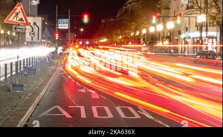 Berlin, Allemagne. 31st octobre 2022. « A100 » est inscrit sur la voie de virage de l'autoroute A100, alors que les véhicules ne sont visibles que sous forme de bandes lumineuses lors de la longue exposition. Credit: Paul Zinken/dpa/Alay Live News Banque D'Images