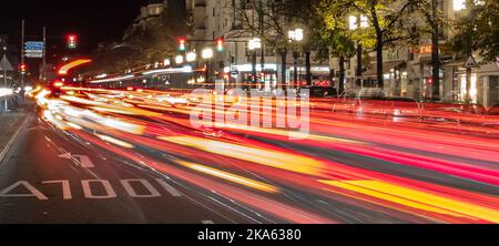 Berlin, Allemagne. 31st octobre 2022. « A100 » est inscrit sur la voie de virage de l'autoroute A100, alors que les véhicules ne sont visibles que sous forme de bandes lumineuses lors de la longue exposition. Credit: Paul Zinken/dpa/Alay Live News Banque D'Images