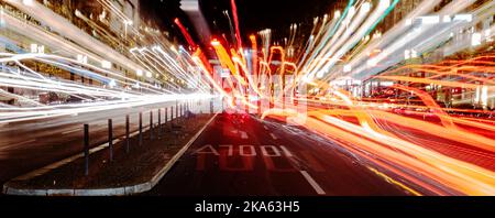 Berlin, Allemagne. 31st octobre 2022. « A100 » est inscrit sur la voie de virage de l'autoroute A100, alors que les véhicules ne sont visibles que sous forme de bandes lumineuses lors de la longue exposition. Credit: Paul Zinken/dpa/Alay Live News Banque D'Images