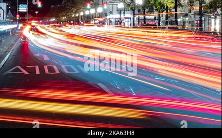 Berlin, Allemagne. 31st octobre 2022. « A100 » est inscrit sur la voie de virage de l'autoroute A100, alors que les véhicules ne sont visibles que sous forme de bandes lumineuses lors de la longue exposition. Credit: Paul Zinken/dpa/Alay Live News Banque D'Images