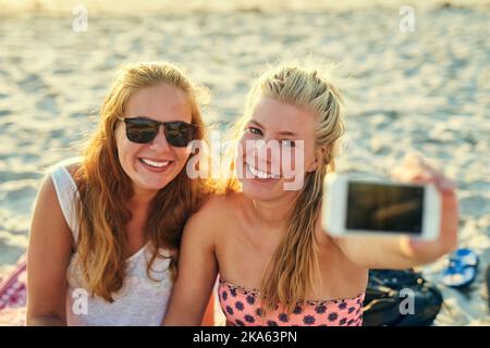 Immortalisez ces moments et immortalisez vos souvenirs. Jeunes filles meilleures amies qui traînaient à la plage. Banque D'Images