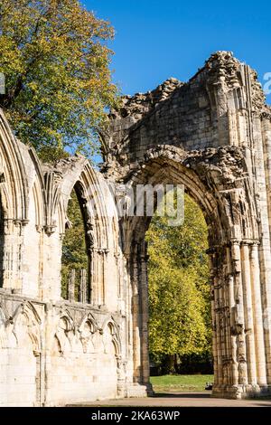 Vue d'automne des vestiges de l'abbaye de St Mary à York, North Yorkshire, Angleterre, Royaume-Uni Banque D'Images