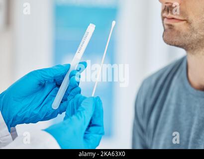 PCR, covid et infirmière effectuant des tests sur un patient en clinique ou en salle de consultation de l'hôpital. Personnel de santé, de lutte contre les pandémies et de santé qui détient des équipements de test pcr Banque D'Images