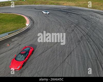 circuit de course de voitures de luxe. Photographie aérienne de drone Banque D'Images