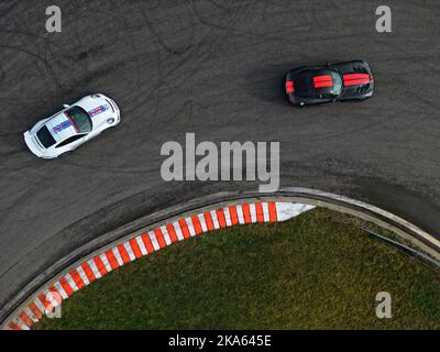 circuit de course de voitures de luxe. Photographie aérienne de drone Banque D'Images