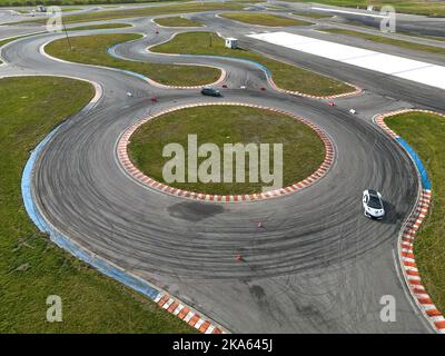 circuit de course de voitures de luxe. Photographie aérienne de drone Banque D'Images