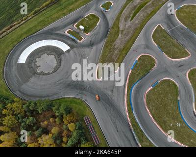 circuit de course de voitures de luxe. Photographie aérienne de drone Banque D'Images