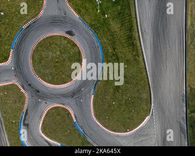 circuit de course de voitures de luxe. Photographie aérienne de drone Banque D'Images