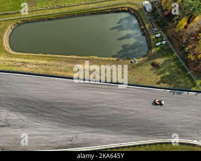 circuit de course de voitures de luxe. Photographie aérienne de drone Banque D'Images