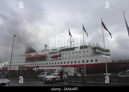 Soufflets de fumée du bateau de croisière MS Nordlys, montrés au quai à Alesund, Norvège. Deux personnes ont été signalées comme étant mortes et 16 autres blessées après une explosion qui aurait eu lieu dans la salle des machines. Banque D'Images