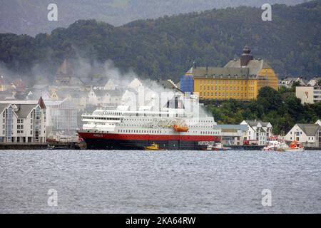 Soufflets de fumée du bateau de croisière MS Nordlys, montrés au quai à Alesund, Norvège. Deux personnes ont été signalées comme étant mortes et 16 autres blessées après une explosion qui aurait eu lieu dans la salle des machines. Banque D'Images