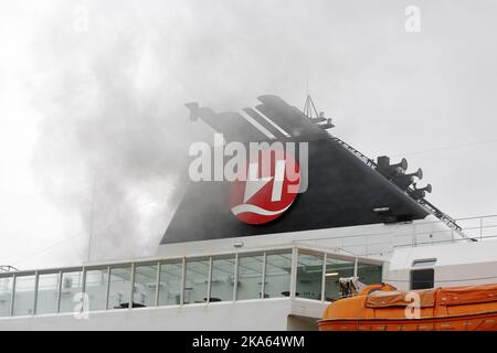 Soufflets de fumée du bateau de croisière MS Nordlys, montrés au quai à Alesund, Norvège. Deux personnes ont été signalées comme étant mortes et 16 autres blessées après une explosion qui aurait eu lieu dans la salle des machines. Banque D'Images