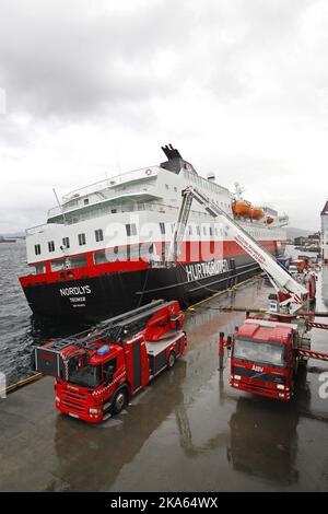 Bateau de croisière MS Nordlys au quai d'Alesund, Norvège. Deux personnes ont été signalées comme étant mortes et 16 autres blessées après une explosion qui aurait eu lieu dans la salle des machines. Banque D'Images