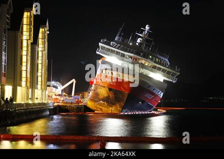 Le bateau de croisière MS Nordlys est présenté la nuit au quai d'Alesund, en Norvège. Le navire qui était fortement listing d'un côté, a été pensé pour être en danger de chavirement, bien qu'il semble maintenant avoir été stabilisé. Deux personnes sont mortes dans un incendie dans la salle des machines de shipÕs jeudi matin. Banque D'Images