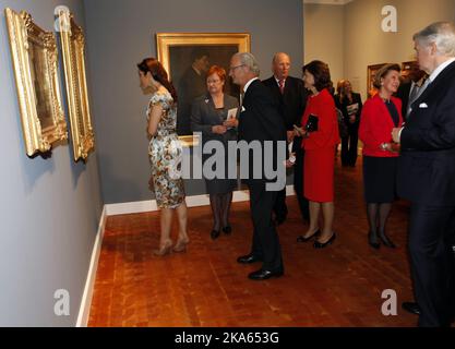 L-R Princesse Mary du Danemark, Présidente de la Finlande, Tarja Halonen, Roi Carl Gustaf de Suède, Roi Harald de Norvège, Reine Silvia de Suède, Reine Sonja de Norvège et Président de la Fondation américano-scandinave (ASF), Ed Gallagher assistent à l'ouverture de l'exposition "Modernisme lumineux". L'art scandinave vient à l'Amérique 1912» dans la maison scandinave à New York, 20 octobre 2011. Photo de Tor Richardsen, Scanpix Norvège Banque D'Images