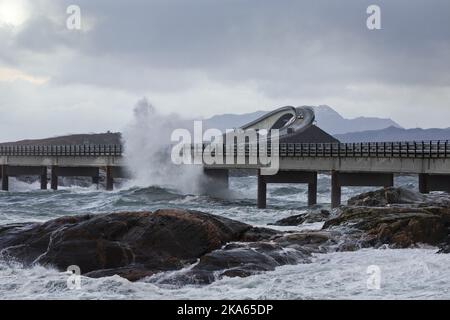 Une grande vague au-dessus de la route atlantique à Averoy, en Norvège, samedi 26 novembre., le lendemain de la tempête «Berit» a frappé la côte norvégienne. Photo de Berit Roald Banque D'Images