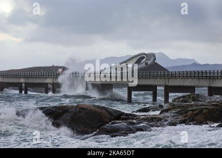 Une grande vague au-dessus de la route atlantique à Averoy, en Norvège, samedi 26 novembre., le lendemain de la tempête «Berit» a frappé la côte norvégienne. Photo de Berit Roald Banque D'Images