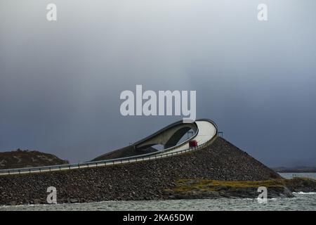 Une grande vague au-dessus de la route atlantique à Averoy, en Norvège, samedi 26 novembre., le lendemain de la tempête «Berit» a frappé la côte norvégienne. Photo de Berit Roald Banque D'Images