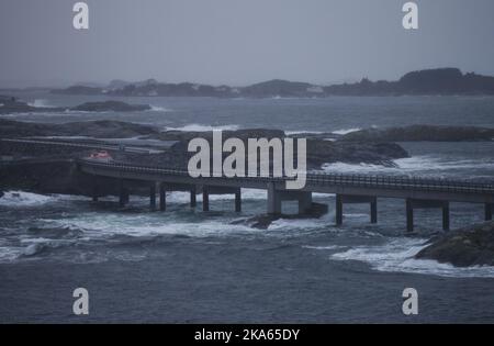 Une grande vague au-dessus de la route atlantique à Averoy, en Norvège, samedi 26 novembre., le lendemain de la tempête «Berit» a frappé la côte norvégienne. Photo de Berit Roald Banque D'Images