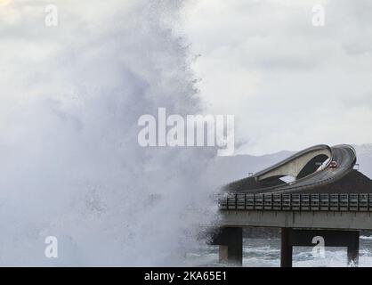 Une grande vague au-dessus de la route atlantique à Averoy, en Norvège, samedi 26 novembre., le lendemain de la tempête «Berit» a frappé la côte norvégienne. Photo de Berit Roald Banque D'Images