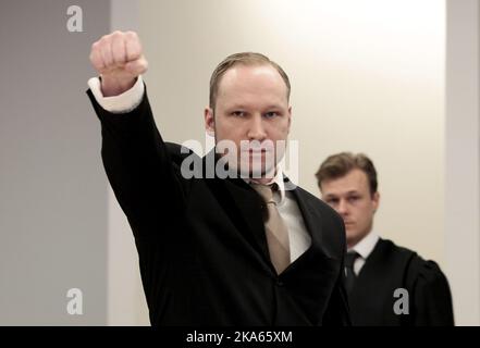 Anders Behring Breivik, accusé de terreur et de meurtre, rend hommage à sa droite lorsqu'il arrive dans la salle d'audience 250 du palais de justice d'Oslo, tôt mardi matin, à 17 avril 2012. Le début de la deuxième journée de procédure contre m.. Breivik a été dominé par des rapports de l'un des magistrats laïcs ayant dans le passé posté des messages inappropriés sur un réseau social bien connu. Banque D'Images