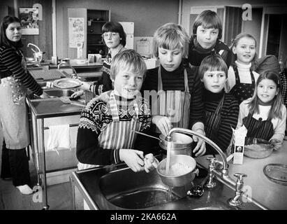 Aftenposten. Oslo 19800105. École Munkerud. Cette école est située entre Nordstrand et Lambertseter. Avec 400 élèves et de 1 à 6 ans, l'école est une activité scolaire moderne. Classe 5B ont skolekj ø ky et appelsinris et au gratin star au menu actuel. F.V. Øistein Skei, Lars G. Halvorsen, Day B ø pied fixation, Johnny Kuernes, Line Fields et Vivi Andresen. Tablier, Marius Sweater, lavage du riz, l'eau s'écoule du robinet. Nouveau ! Cliquez sur les mots ci-dessus pour modifier et afficher d'autres traductions. À ne pas manquer. Oslo 19800105. Skole Munkerud. Denne barneskolen ligger midt mellom N Banque D'Images