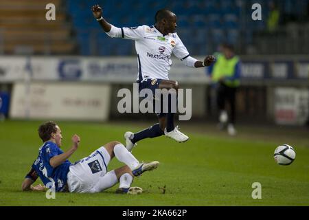 Moldes Magnus Wollf Eikrem (à gauche) insère un attaqueur PA Muhamed Keita (à droite) pendant le match de football universitaire entre Molde et Str ø msgodset PA Aker Stadium à Molde vendredi soir. Photo: Svein Ove Ekornesvaag / Scanpix Banque D'Images