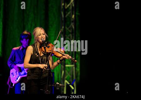 Emily Robison, Natalie Maines et Martie Maguire du groupe de pays américain Dixie Chicks se présentent lors de leur apparition à Oslo Spektum à Oslo, en Norvège, le 18th mars. Banque D'Images