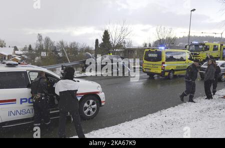 Le regret demeure d'une voiture Audi appartenant au skieur norvégien Petter Northug, qui s'est écrasé dans la région de Byasen à Trondheim, en Norvège centrale, dans les premières heures de la matinée du dimanche May4, 2014. Il y avait deux personnes dans la voiture, encore non identifiées, mais la police soupçonne le conducteur d'avoir été sous l'influence de l'alcool. Banque D'Images