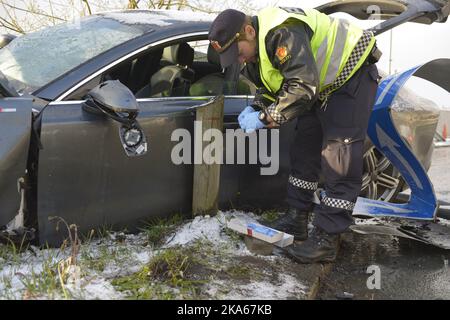 Le regret demeure d'une voiture Audi appartenant au skieur norvégien Petter Northug, qui s'est écrasé dans la région de Byasen à Trondheim, en Norvège centrale, dans les premières heures de la matinée du dimanche May4, 2014. Il y avait deux personnes dans la voiture, encore non identifiées, mais la police soupçonne le conducteur d'avoir été sous l'influence de l'alcool. Banque D'Images