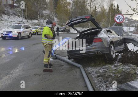 Le regret demeure d'une voiture Audi appartenant au skieur norvégien Petter Northug, qui s'est écrasé dans la région de Byasen à Trondheim, en Norvège centrale, dans les premières heures de la matinée du dimanche May4, 2014. Il y avait deux personnes dans la voiture, encore non identifiées, mais la police soupçonne le conducteur d'avoir été sous l'influence de l'alcool. Banque D'Images