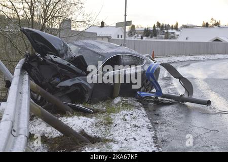 Le regret demeure d'une voiture Audi appartenant au skieur norvégien Petter Northug, qui s'est écrasé dans la région de Byasen à Trondheim, en Norvège centrale, dans les premières heures de la matinée du dimanche May4, 2014. Il y avait deux personnes dans la voiture, encore non identifiées, mais la police soupçonne le conducteur d'avoir été sous l'influence de l'alcool. Banque D'Images