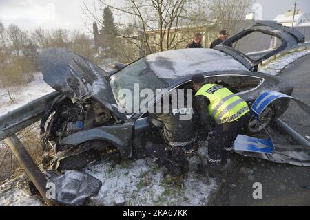 Le regret demeure d'une voiture Audi appartenant au skieur norvégien Petter Northug, qui s'est écrasé dans la région de Byasen à Trondheim, en Norvège centrale, dans les premières heures de la matinée du dimanche May4, 2014. Il y avait deux personnes dans la voiture, encore non identifiées, mais la police soupçonne le conducteur d'avoir été sous l'influence de l'alcool. Banque D'Images