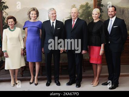 Le couple royal belge, le roi Philippe et la reine Mathilde ont été reçus par le couple royal norvégien, le roi Harald et la reine Sonja, le prince héritier Haakon et la princesse couronne mette-Marit au Palais royal d'Oslo lors de leur visite officielle en Norvège mercredi 30 avril 2014. Banque D'Images