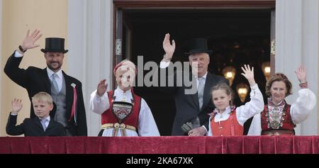 L-R le Prince Olav Magnus, le Prince héritier Haakon, la princesse Mette-Marit, le roi Harald, la princesse Ingrid Alexandra et la reine Sonja saluent depuis le balcon du Palais Royal à Oslo lors de la célébration de la Journée de la Constitution norvégienne, le 17 mai 2014. Banque D'Images