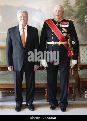 Oslo 20140611 le président allemand Joachim Gauck et sa femme Daniela Schadt sont arrivés mercredi à 11 juin 2014 pour une visite d'État de trois jours en Norvège. Ils ont posé avec leurs hôtes au Palais Royal peu de temps après leur arrivée. La photo montre le président Joachim Gauck et le roi Harald. Photo: Lise Aserud Banque D'Images
