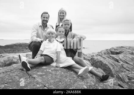 La famille des Prince de la Couronne de Norvège s'est réunie à l'extérieur de leur résidence d'été à Dvergsoy, près de Kristiansand, à quelque 300 km au sud d'Oslo, le 17 juillet 2014. L-R Prince héritier Haakon, Prince Sverre Magnus, Princesse Ingrid Aleksandra Princesse couronne mette-Marit et son fils Marius Hoiby. Photo de Heiko Junge, NTB scanpi Banque D'Images