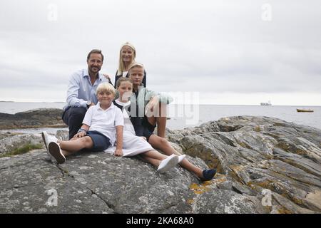 La famille des Prince de la Couronne de Norvège s'est réunie à l'extérieur de leur résidence d'été à Dvergsoy, près de Kristiansand, à quelque 300 km au sud d'Oslo, le 17 juillet 2014. L-R Prince héritier Haakon, Prince Sverre Magnus, Princesse Ingrid Aleksandra Princesse couronne mette-Marit et son fils Marius Hoiby. Photo de Heiko Junge, NTB scanpix Banque D'Images