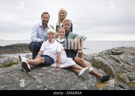 La famille des Prince de la Couronne de Norvège s'est réunie à l'extérieur de leur résidence d'été à Dvergsoy, près de Kristiansand, à quelque 300 km au sud d'Oslo, le 17 juillet 2014. L-R Prince héritier Haakon, Prince Sverre Magnus, Princesse Ingrid Aleksandra Princesse couronne mette-Marit et son fils Marius Hoiby. Photo de Heiko Junge, NTB scanpix Banque D'Images