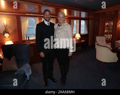 REINE 20140910. Le prince héritier Haakon et la princesse Mette-Marit de Norvège font une visite du comté de Nordland, dans le nord de la Norvège. En photo : la princesse Mette-Marit et le prince Haakon à bord de la Norvège. Photo: Lise Aaserud/ Banque D'Images