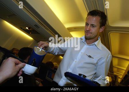 Serbie, Belgrade 20031128. RBKs Harald Brattbakk a servi du café dans l'avion pour retourner à Trondheim jeudi soir. RBK a avancé au troisième tour de la coupe UEFA après avoir battu Red Star Belgrade 0-1 au stade Rajko Mitic de Belgrade jeudi. Photo: Gorm Kallestad / NTB scanpix. Banque D'Images