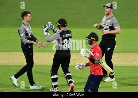 Alex Hales, en Angleterre, est sorti de l'épreuve tandis que Mitch Santner (à gauche), en Nouvelle-Zélande, célèbre son tir de cricket lors du match Super 12 de la coupe du monde T20 au Gabba à Brisbane, en Australie. Date de la photo: Mardi 1 novembre 2022. Banque D'Images