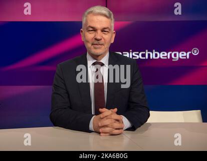 Berlin, Allemagne. 13th septembre 2022. Le politologue Carlo-Antonio Masala affronte le photographe après le programme 'Maischberger'. Credit: Paul Zinken/dpa/Alay Live News Banque D'Images