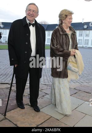 COPENHAGUE, DANEMARK 20150416. Le roi Constantine II et la reine Anne-Marie arrivent au palais de Fredensborg à l'extérieur de Copenhague, au Danemark la reine Margrethe fête son anniversaire de 75th le jeudi soir. Photo: Lise Aaserud / NTB scanpix Banque D'Images