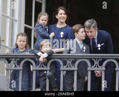 COPENHAGUE, DANEMARK 20150416. Princesse Josephine, prince Vincent, princesse Isabella, prince Christian, couronne Marie, Le prince héritier Frederik balkongen.le château d'Amalienborg à Copenhague célèbre jeudi l'anniversaire de la reine Margrethe en 75th. Invités royaux et public présent. Photo: Lise Aaserud / NTB scanpix Banque D'Images