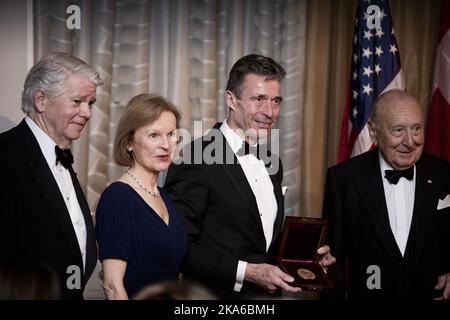 New York, États-Unis 20150417. Cérémonie et dîner de gala à l'hôtel Pierre de New York, où la Fondation américano-scandinave décerne la médaille d'or à HM Queen Sonja et Anders Fogh Rasmussen. De gauche à droite : Edward Gallagher, président de la ASF, Bente Frantz, Anders Fogh Rasmussen et Edward Elson, ambassadeur. Photo: Pontus Hook / NTB scanpix Banque D'Images