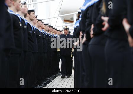 Oslo, Norvège 20150511. Le HM King Harald inspecte l'équipage lors de l'embarquement du Royal Yacht 'Norge' à Oslo, lundi après-midi. L'équipage de KS Norge est composé de 18 officiers et de 36 conscrits. Marque d'embarquement annuelle le navire est prêt à être utilisé par la famille royale pour la saison estivale. Photo: Haakon Mosvold Larsen / NTB scanpix Banque D'Images